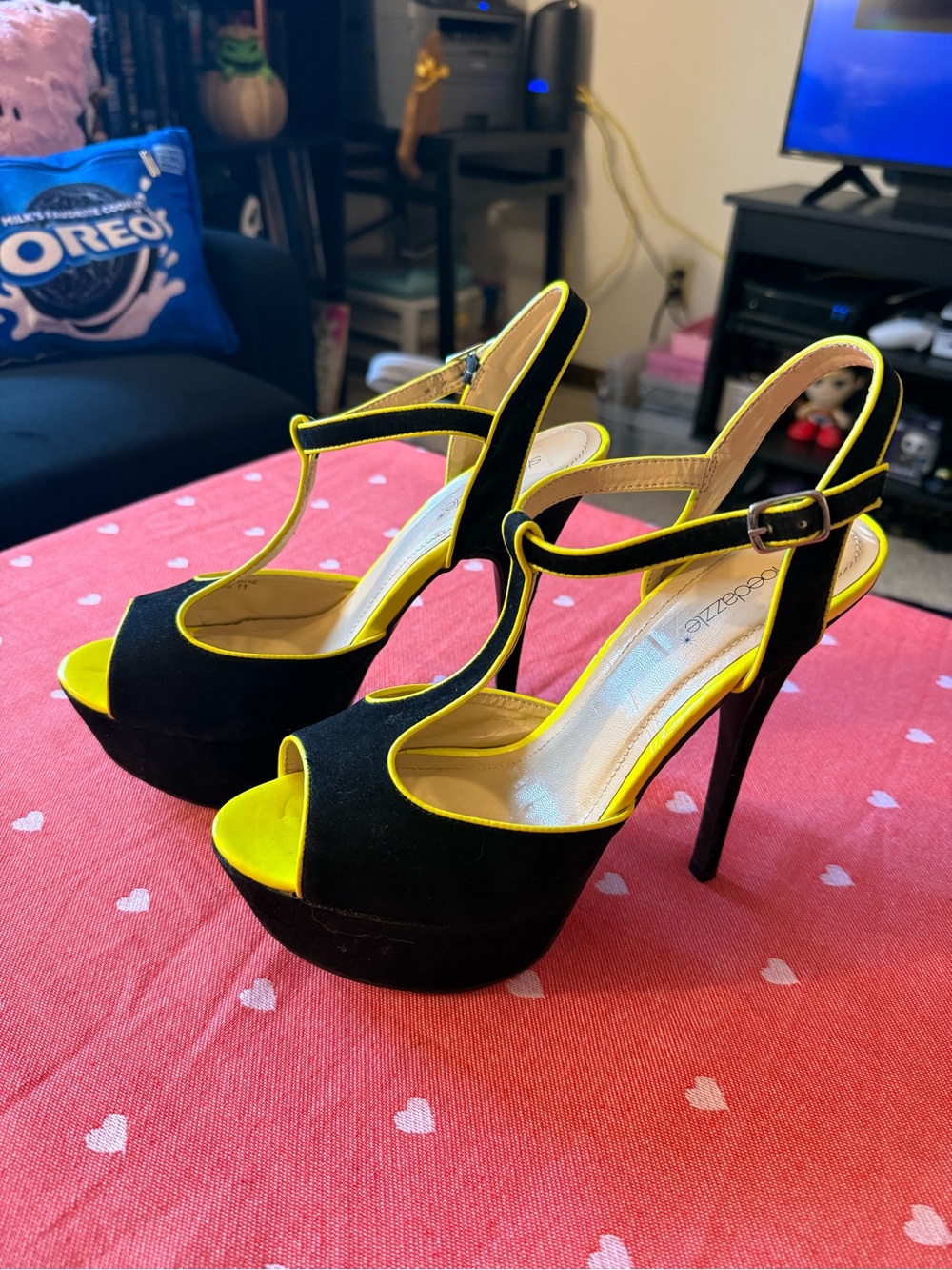 Shoe Dazzle Black and Neon Yellow Platform T‑Strap Heels
